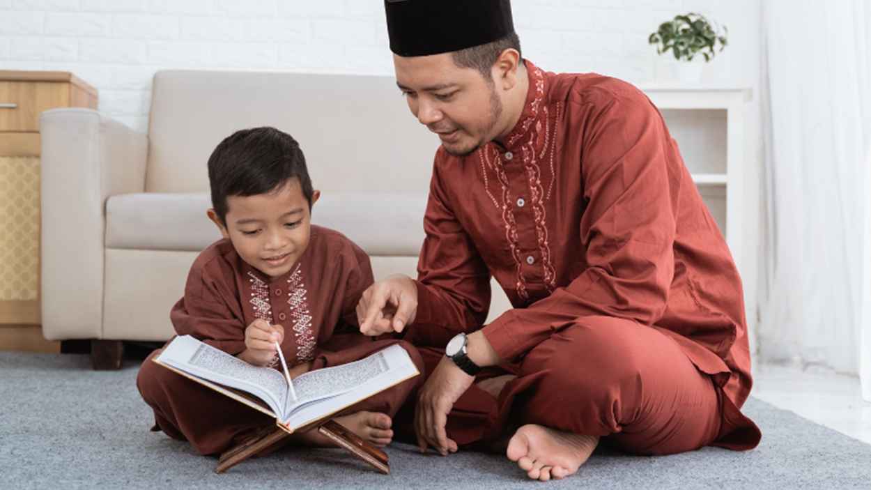 9 Cara Mengajarkan Anak Mengaji Agar Tidak Bosan, Buat Kuis Berhadiah