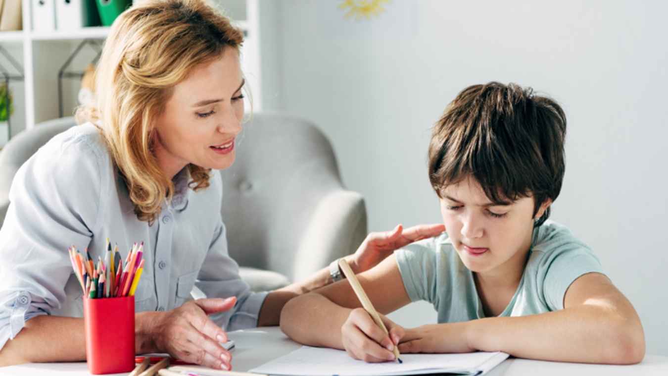 5 Cara Membantu Anak Disleksia Membaca, Ajari Decoding