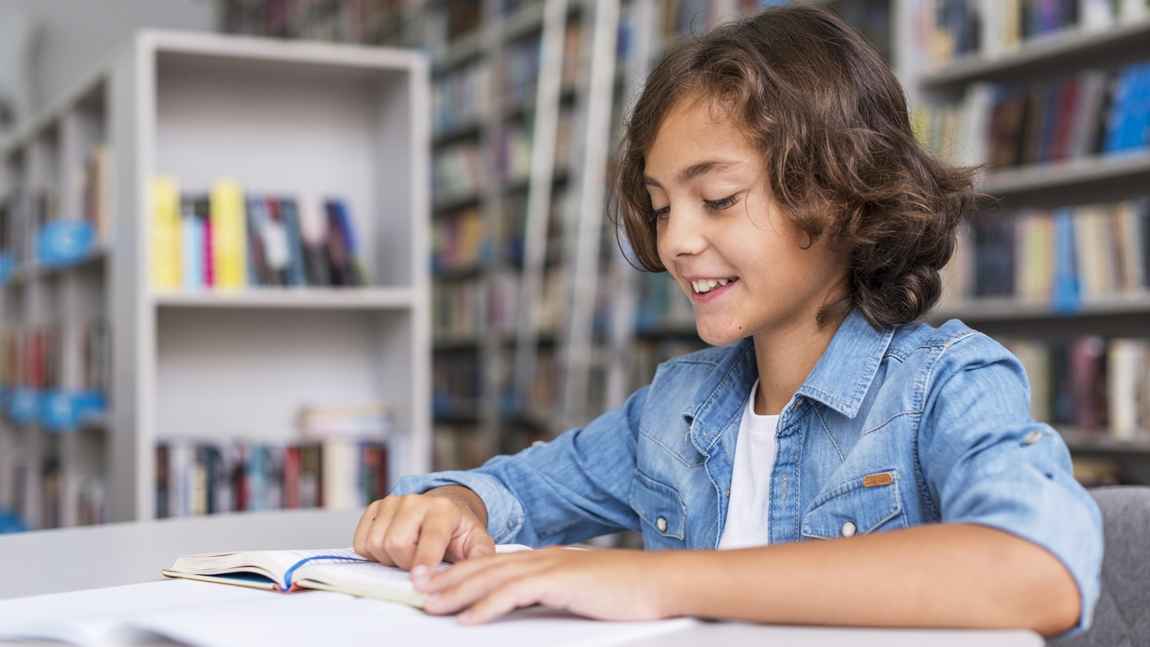 10 Cara Melatih Anak Hobi Membaca, Ajak ke Toko Buku dan Perpustakaan