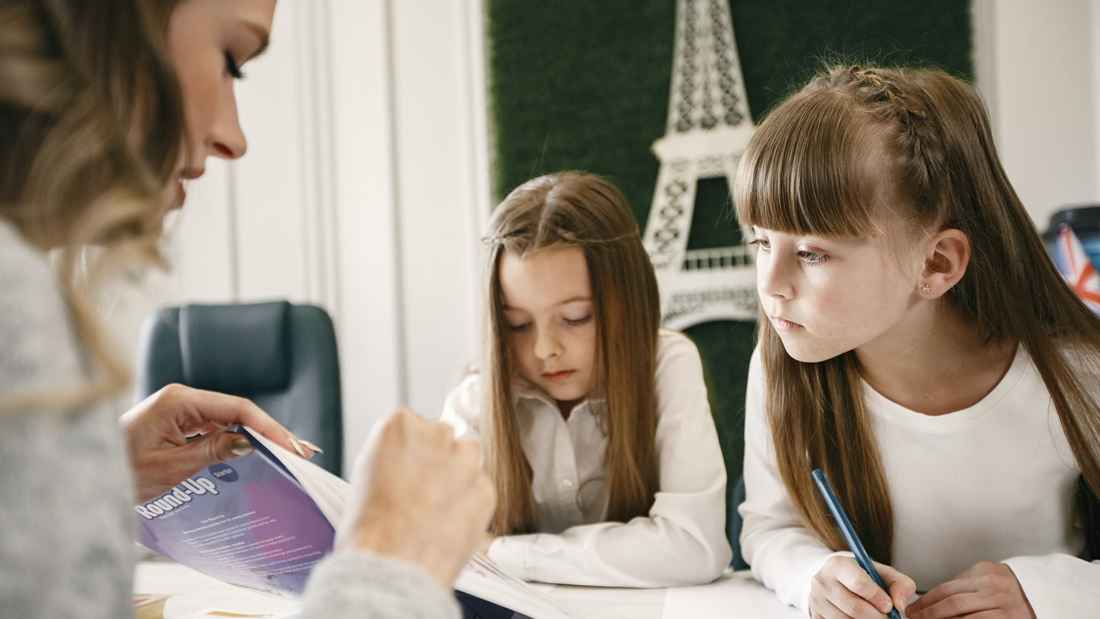 Usia Berapa Anak Sebaiknya Ikut Les? Begini Penjelasan Psikolog Anak