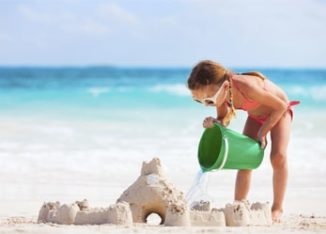 Asyiknya Liburan di Pantai