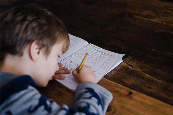 4 Cara Mendorong Anak Mengerjakan PR Sekolah