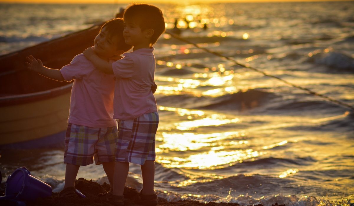 Daripada Marah-Marah, Ini Cara Efektif Mendamaikan Kakak-Adik Yang Sedang Bertengkar