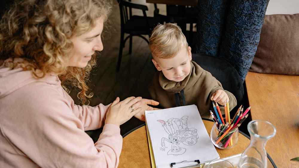 7 Cara Mengajari Anak Mewarnai, Kenalkan dengan Warna