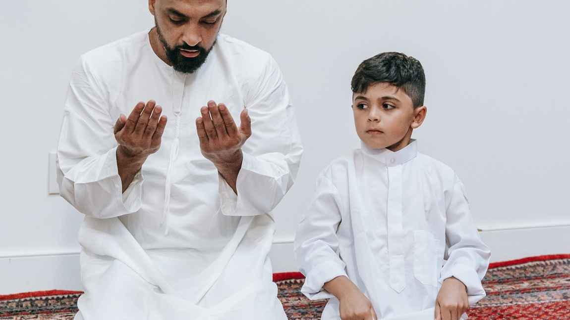 5 Tips Mengajak Anak Tarawih, Jangan Lupa Bawa Mainan Favoritnya