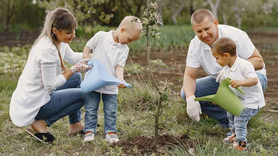5 Aktivitas yang Mengajarkan Berbagi untuk Si Kecil, Salah Satunya Berkebun