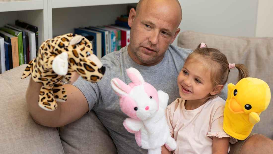 7 Tips Membacakan Anak Buku Cerita, Makin Seru dengan Alat Peraga