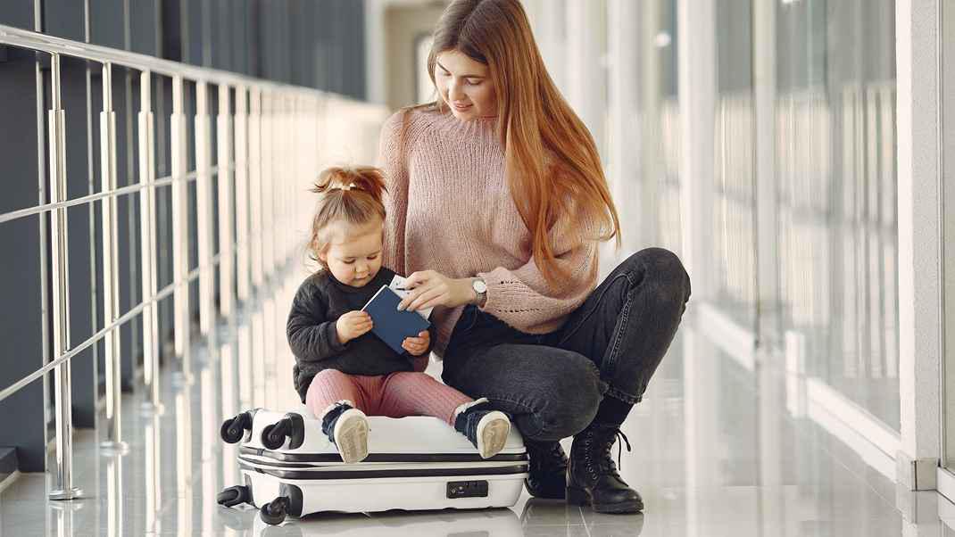 7 Tips Mudik Naik Pesawat Bersama Bayi, Bebas Macet