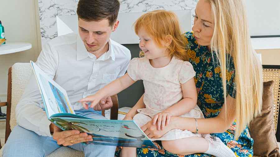 7 Kegiatan yang Menstimulasi Anak Belajar Membaca, Coba Flash Card!