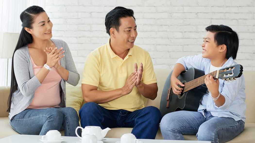 5 Cara Menunjukkan Rasa Bangga pada Anak Selain Lewat Hadiah