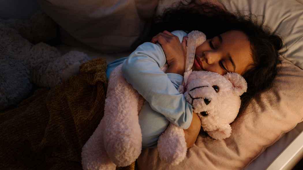 4 Bentuk Stimulasi untuk Anak yang Makin Aktif di Jam Tidur