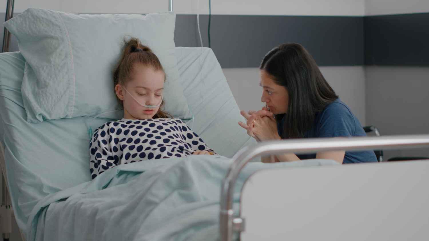 5 Cara Hadapi Anak Dirawat di Rumah Sakit, Perhatikan Perkembangannya
